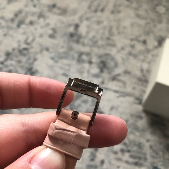 Micheal Kors Lauryn Analog Watch - Picture 5 of 11